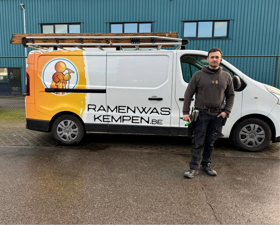Bestelwagen van Schoonmaak Kempen met medewerker