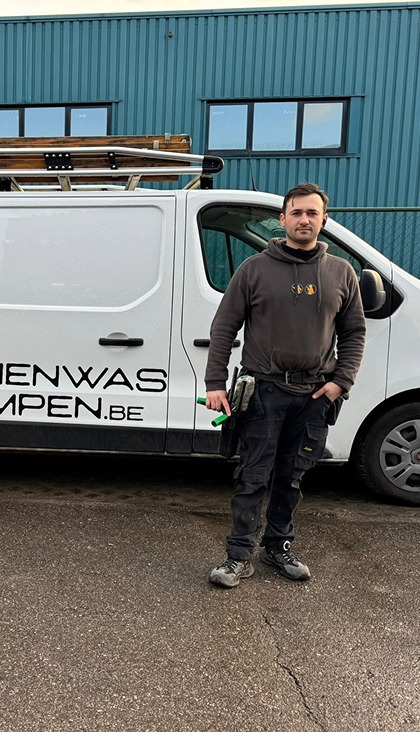Medewerker van Schoonmaak Kempen bij de bestelwagen