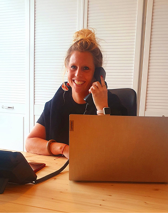 Medewerkster van Schoonmaak Kempen aan de telefoon