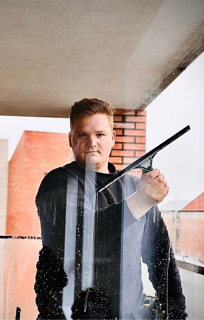 Ramenwasser van Schoonmaak Kempen aan het werk
